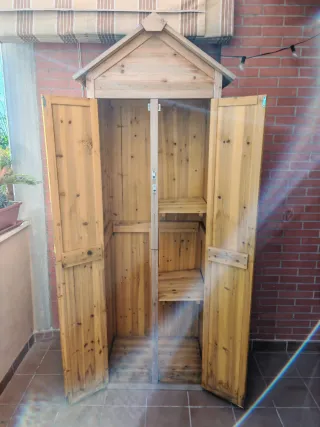 Mueble de madera para terraza. Caseta de jardín