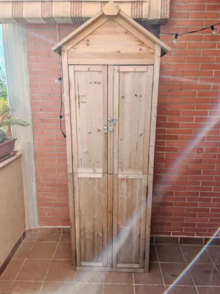 Mueble de madera para terraza. Caseta de jardín