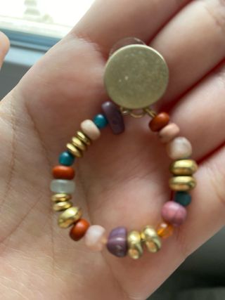 Pendientes dorados con cuentas multicolor