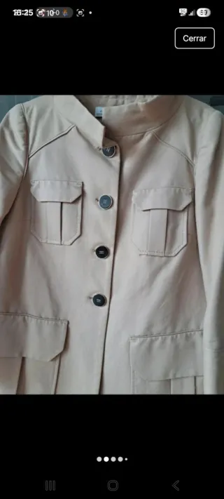 Abrigo beige cuello mao