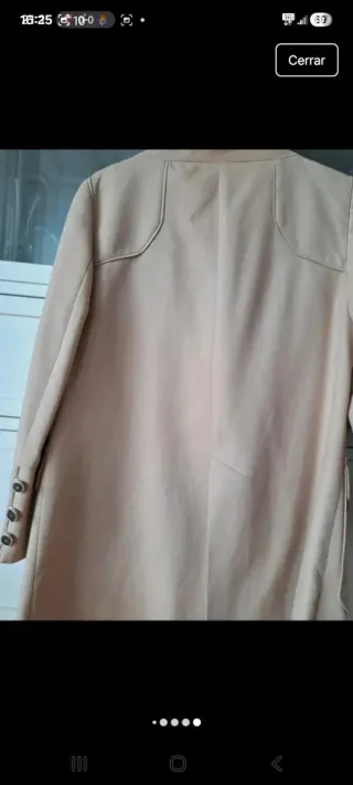 Abrigo beige cuello mao