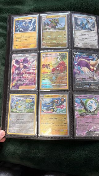 Lote cartas Pokémon 472 cartas+ álbum verdeynegro