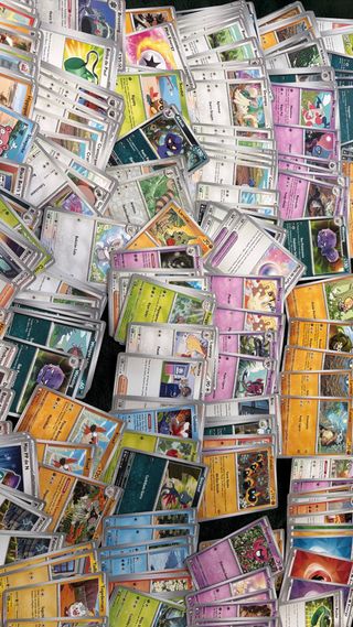 Lote cartas Pokémon 472 cartas+ álbum verdeynegro