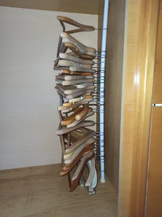 Perchas de madera. 0,50€ la unidad.