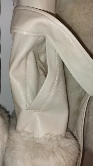 Abrigo de mujer con capucha y pelo