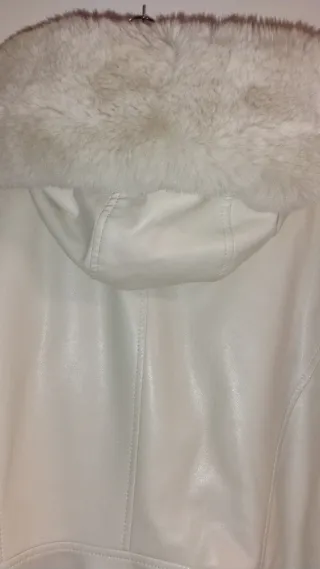 Abrigo de mujer con capucha y pelo