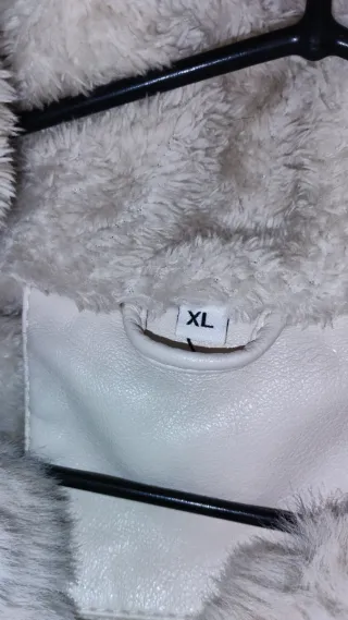 Abrigo de mujer con capucha y pelo