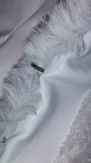 Abrigo de mujer con capucha y pelo