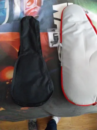 Ukelele marrón con funda y afinador