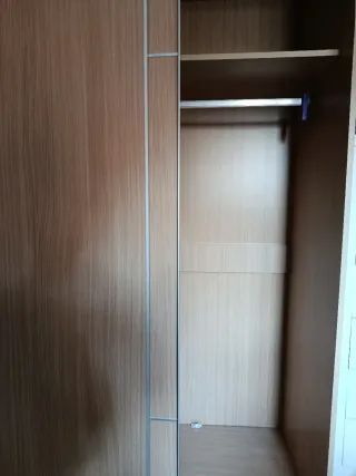 Armario de madera y metal, puertas correderas