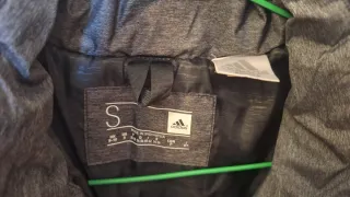 Chaqueta Adidas acolchada gris