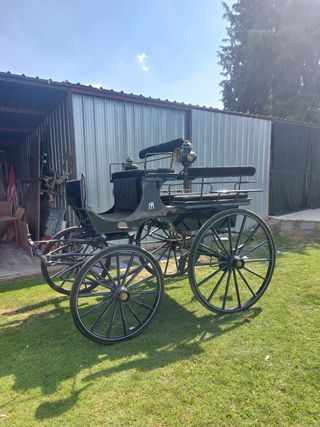 Coche de caballos antiguo. Llamado Jardinera