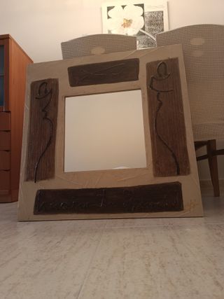 Espejo elegante marco relieve beige/marrón