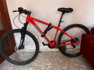 Bicicleta de montaña roja