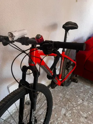 Bicicleta de montaña roja