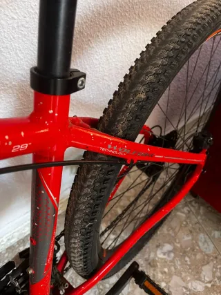 Bicicleta de montaña roja