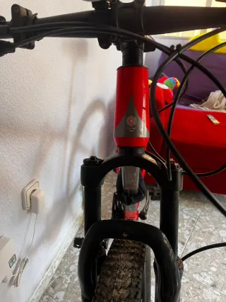 Bicicleta de montaña roja