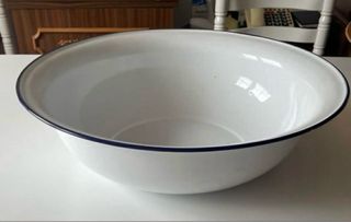 Palancana antigua de porcelana.