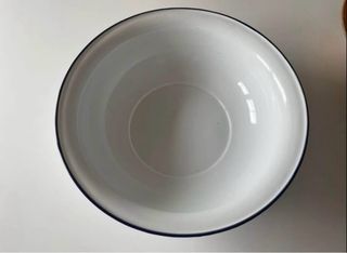 Palancana antigua de porcelana.