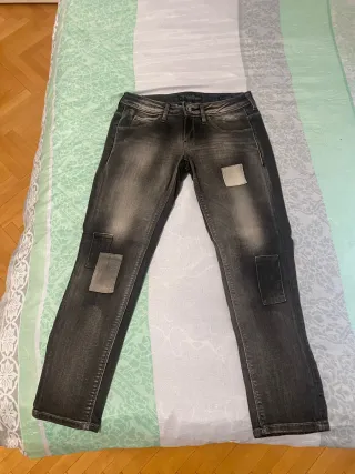 Jeans grigi con toppe