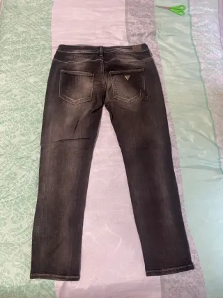 Jeans grigi con toppe