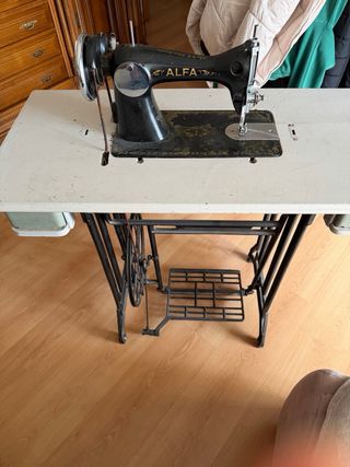 Máquina de coser Alfa antigua