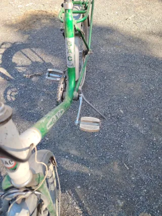 Bicicleta antigua verde