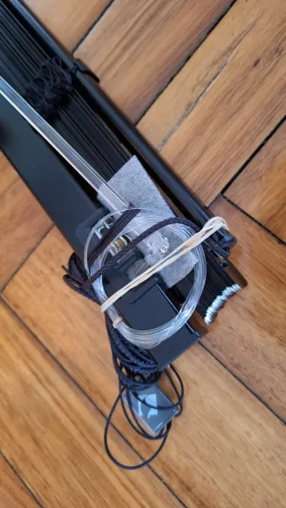 Persiana Veneciana Guiada de Aluminio Negra Nueva