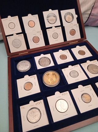Estuche caja de madera con monedas varios paises