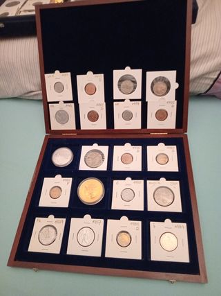 Estuche caja de madera con monedas varios paises