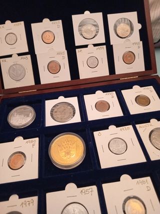 Estuche caja de madera con monedas varios paises