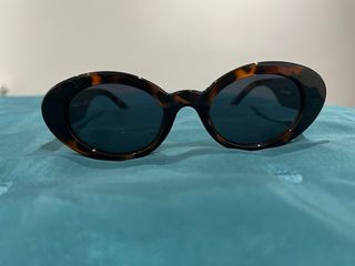 Gafas de sol ovaladas marrones marca Le specs.