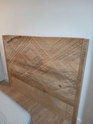 Cabecero de madera tallado