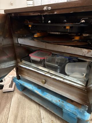 Horno de metal marrón