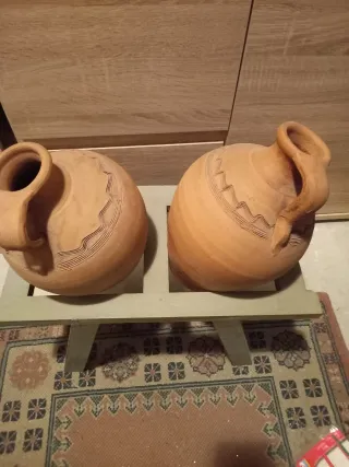 Tinajas de barro con estantería