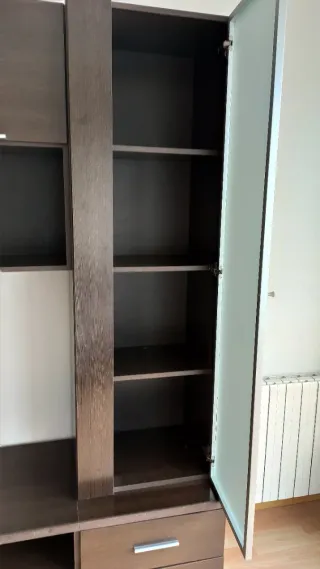 Mueble TV modular oscuro con vitrina