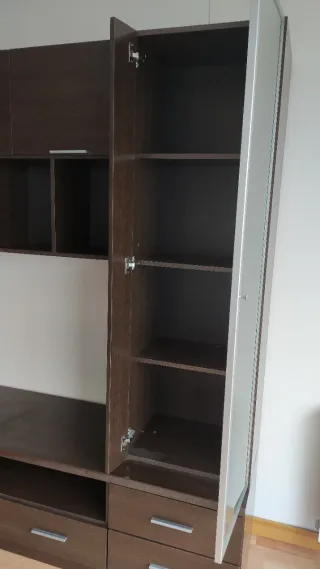 Mueble TV modular oscuro con vitrina
