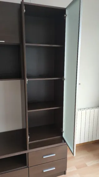 Mueble TV modular oscuro con vitrina