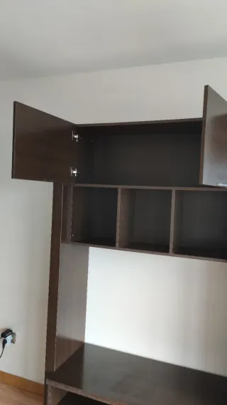 Mueble TV modular oscuro con vitrina