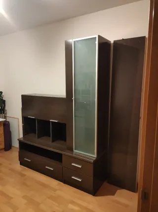 Mueble TV modular oscuro con vitrina