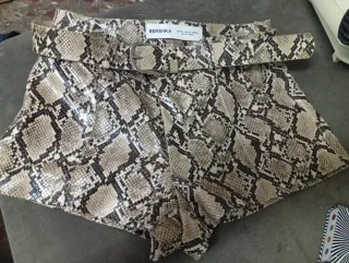 Shorts Bershka efecto piel serpiente T.XS