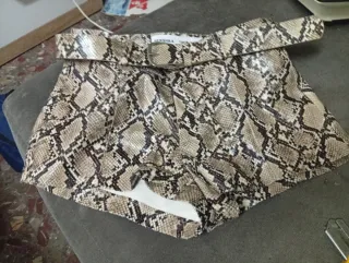 Shorts Bershka efecto piel serpiente T.XS