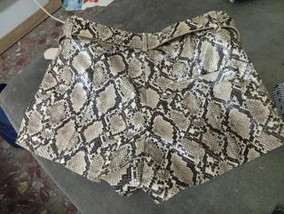 Shorts Bershka efecto piel serpiente T.XS