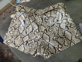 Shorts Bershka efecto piel serpiente T.XS