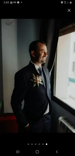 Traje de novio azul marino