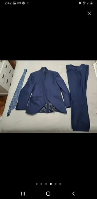 Traje de novio azul marino