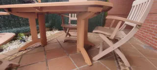 Mesa extensible y 6 sillas resina imitación madera