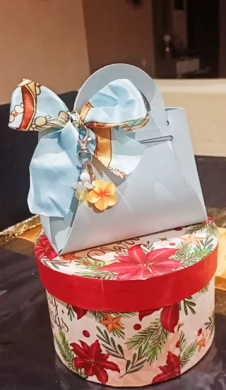 Mini Borsetta Azzurra con Ciondolo Fiore Giallo