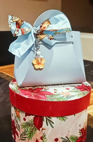 Mini Borsetta Azzurra con Ciondolo Fiore Giallo