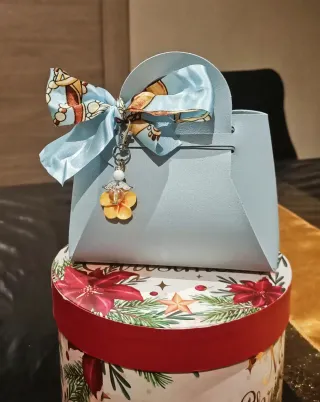 Mini Borsetta Azzurra con Ciondolo Fiore Giallo